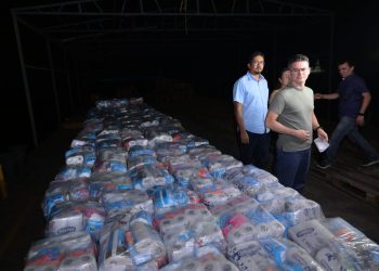 Prefeito acompanha carregamento de balsa com mantimentos para mais de 500 famílias atingidas pela seca