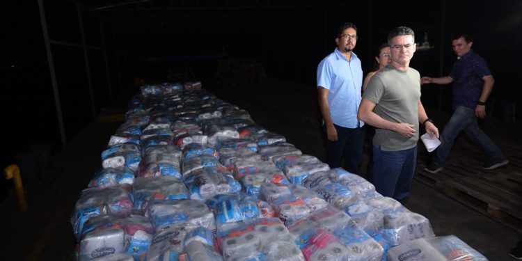 Prefeito acompanha carregamento de balsa com mantimentos para mais de 500 famílias atingidas pela seca