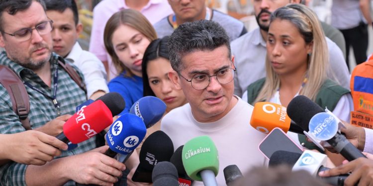 Prefeito reforça ações preventivas no combate às queimadas e adia Maratona de Manaus
