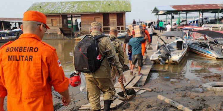Amazonas entra em mais uma semana de emergência ambiental
