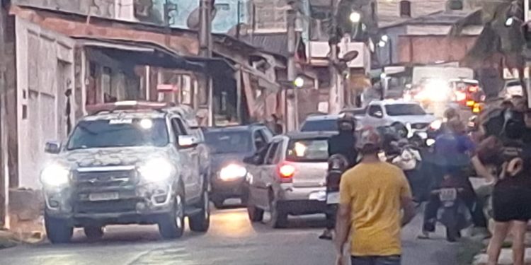 Tia e sobrinho são vítimas de bala perdida durante troca de tiros entre traficantes