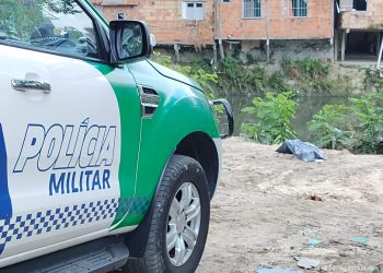 Cadáver embrulhado em rede é encontrado em igarapé da zona Centro-Sul