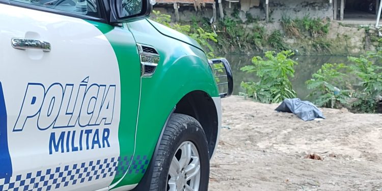 Cadáver embrulhado em rede é encontrado em igarapé da zona Centro-Sul