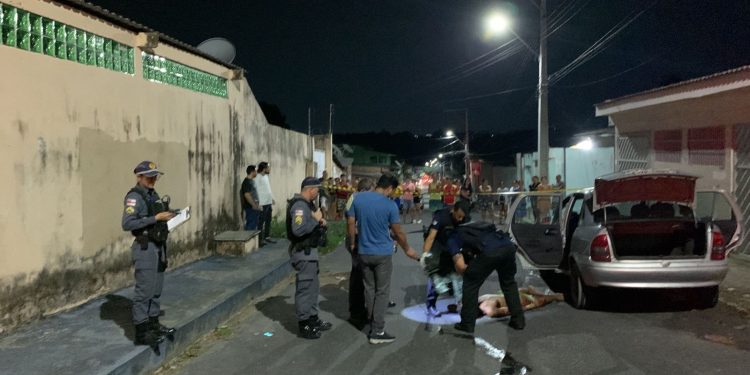 Moradores encontram corpo dentro de carro abandonado no Cidade Nova