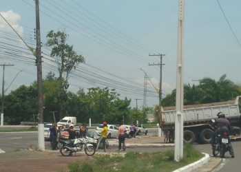 Jovem e adolescentes ficam feridos após acidente com caçamba no Distrito Industrial