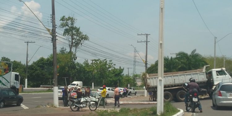 Jovem e adolescentes ficam feridos após acidente com caçamba no Distrito Industrial