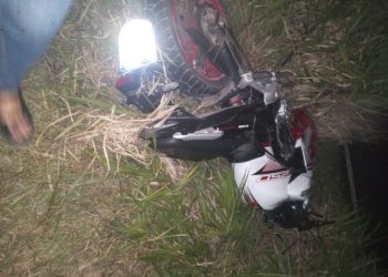 Marido perde controle de moto, bate em meio fio, morre e deixa esposa grávida ferida