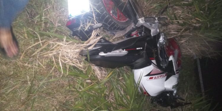 Marido perde controle de moto, bate em meio fio, morre e deixa esposa grávida ferida