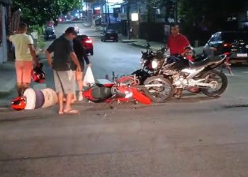 Acidente em cruzamento de Manaus deixa motocicleta destruída; veja