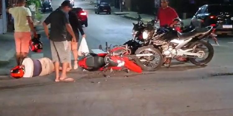 Acidente em cruzamento de Manaus deixa motocicleta destruída; veja