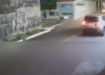 Vídeo: Motoqueiro em alta velocidade fica ferido ao ‘voar’ após colisão com carro em Manaus