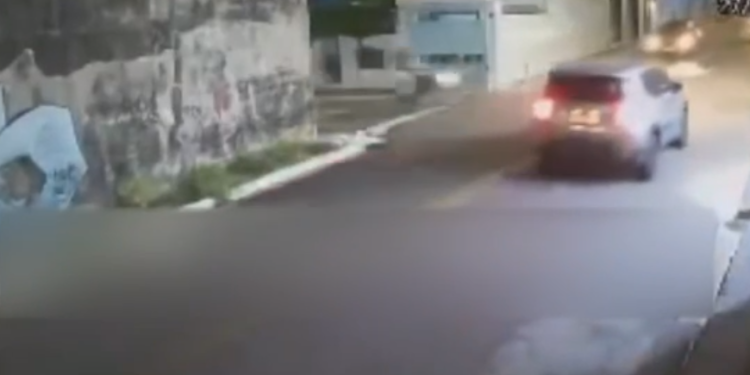 Vídeo: Motoqueiro em alta velocidade fica ferido ao ‘voar’ após colisão com carro em Manaus