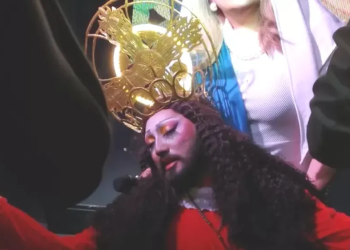 Drag queen é presa por se vestir de Jesus Cristo e rezar o Pai-Nosso