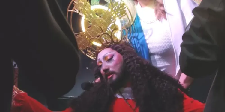 Drag queen é presa por se vestir de Jesus Cristo e rezar o Pai-Nosso