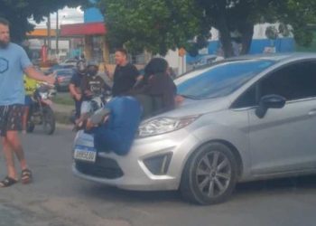 Vídeo: esposa flagra marido com amante, se desespera e se joga no capô do carro