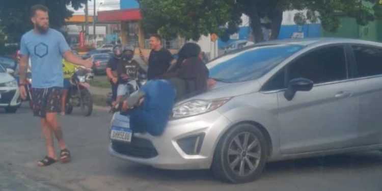 Vídeo: esposa flagra marido com amante, se desespera e se joga no capô do carro