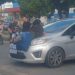 Vídeo: esposa flagra marido com amante, se desespera e se joga no capô do carro