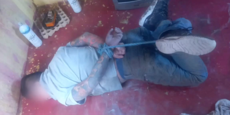 Com a perna quebrada e amarrado, suposto ‘Jack’ alvo do Tribunal do Crime em Manaus é resgatado