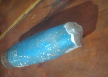 Brincando em praia do Amazonas, criança encontra artefato explosivo; vídeo