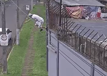 Vídeo mostra detento pulando muro e fugindo tranquilamente de cadeia; veja