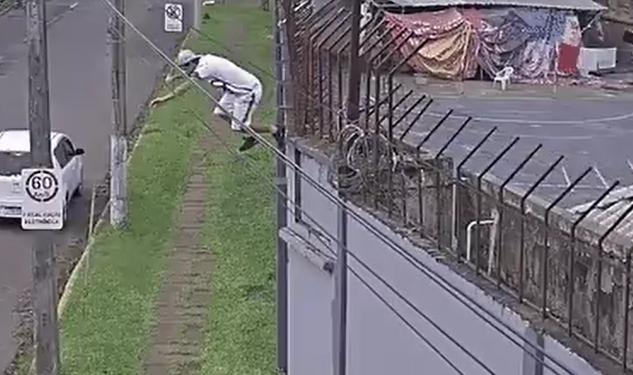 Vídeo mostra detento pulando muro e fugindo tranquilamente de cadeia; veja
