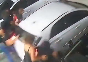Vídeo: Oito pessoas são atropeladas por mulher enfurecida na saída do salão de beleza