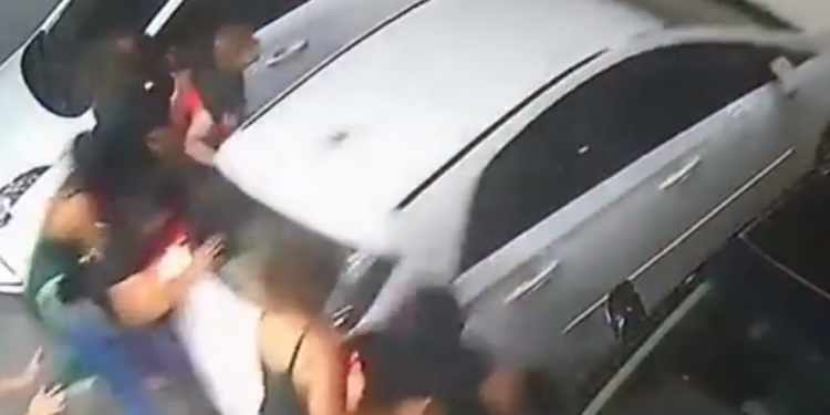 Vídeo: Oito pessoas são atropeladas por mulher enfurecida na saída do salão de beleza