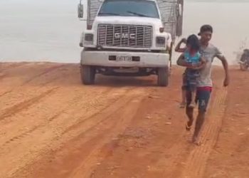 Vídeos mostram desmoronamento de barranco e correria no Amazonas: ‘tá engolindo o flutuante’