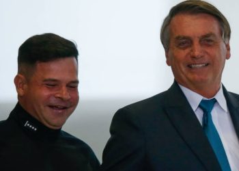 Perícia acha fotos de Hitler, Mussolini e Bolsonaro em celular de ex-diretor da PRF alvo da CPMI