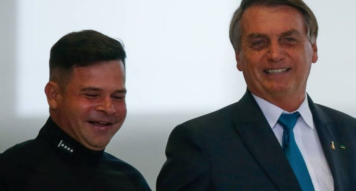 Perícia acha fotos de Hitler, Mussolini e Bolsonaro em celular de ex-diretor da PRF alvo da CPMI