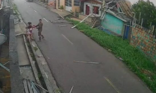 Vídeo mostra forte ventania derrubando casa em Manacapuru e mãe correndo com filha no colo; veja