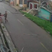 Vídeo mostra forte ventania derrubando casa em Manacapuru e mãe correndo com filha no colo; veja