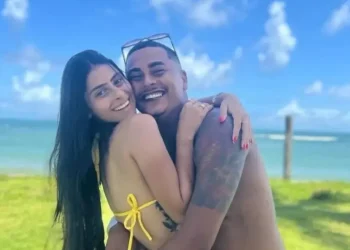 Casal é executado a tiros, incendiado e criminosos deixam bilhete: ‘PCE É BALA’