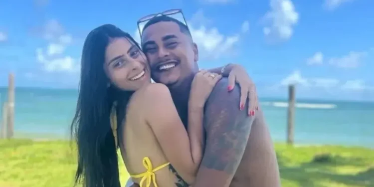 Casal é executado a tiros, incendiado e criminosos deixam bilhete: ‘PCE É BALA’