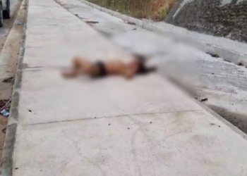 Só de cueca, homem cai aberto ao levar ‘chuvarada’ de tiros no Cidade de Deus