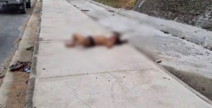 Só de cueca, homem cai aberto ao levar ‘chuvarada’ de tiros no Cidade de Deus
