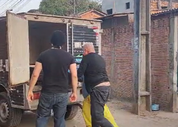 Cenas fortes: Padrasto e enteado que eram ameaçados são assassinados dormindo em casa em Manaus