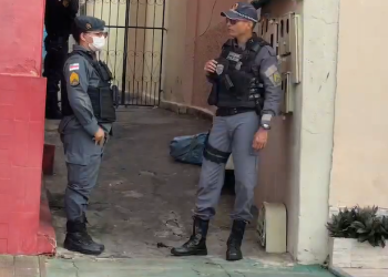 Sexta-feira 13 começou: corpo empacotado é encontrado em frente de vila no bairro Aparecida; veja