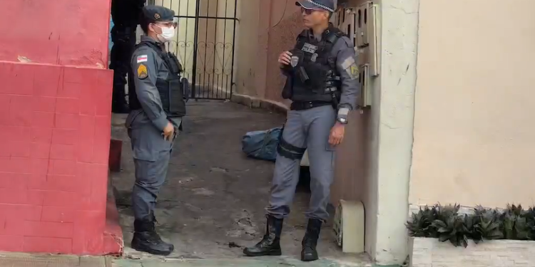 Sexta-feira 13 começou: corpo empacotado é encontrado em frente de vila no bairro Aparecida; veja