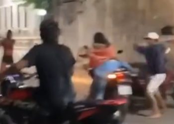 Vídeo: covarde derruba mulher de moto no Amazonas à base de paulada