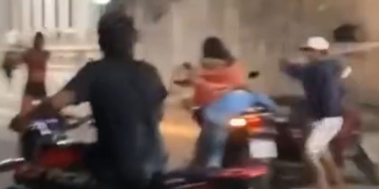 Vídeo: covarde derruba mulher de moto no Amazonas à base de paulada