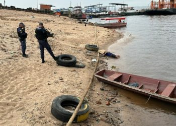 Cadáver vira comida de peixes no Porto de Manaus neste domingo