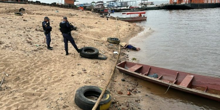 Cadáver vira comida de peixes no Porto de Manaus neste domingo