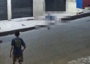 Pistoleiros ordenam que homem saia de bar e ele é crivado de balas em Manaus