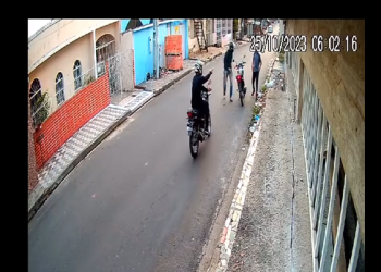 Câmera flagra motoqueiros cercando jovem e fazendo roubos pelo Alvorada; veja