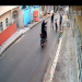 Câmera flagra motoqueiros cercando jovem e fazendo roubos pelo Alvorada; veja