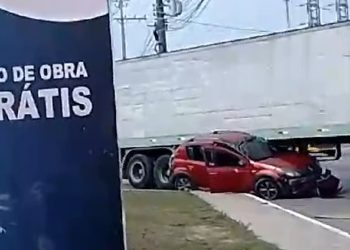Vídeo: carreta esmaga carro na Bola da Suframa em mais uma aberração nas ruas de Manaus