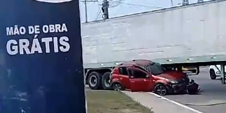 Vídeo: carreta esmaga carro na Bola da Suframa em mais uma aberração nas ruas de Manaus