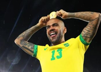 Sem alternativa, Daniel Alves negocia confissão em troca de pena reduzida