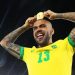 Sem alternativa, Daniel Alves negocia confissão em troca de pena reduzida